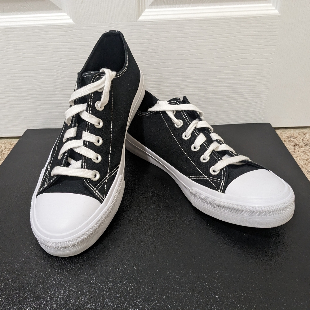 No Boundaries, Low Top Canvas Sneakers, Men's Size 10, Black/White